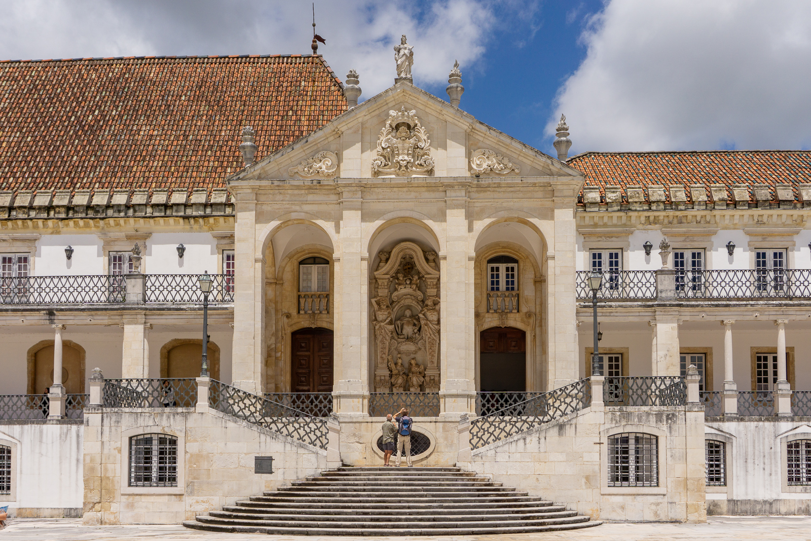 Via Latina, Univerzita Coimbra Budova Via Latina s barokním portikem a schodištěm na Univerzitě Coimbra