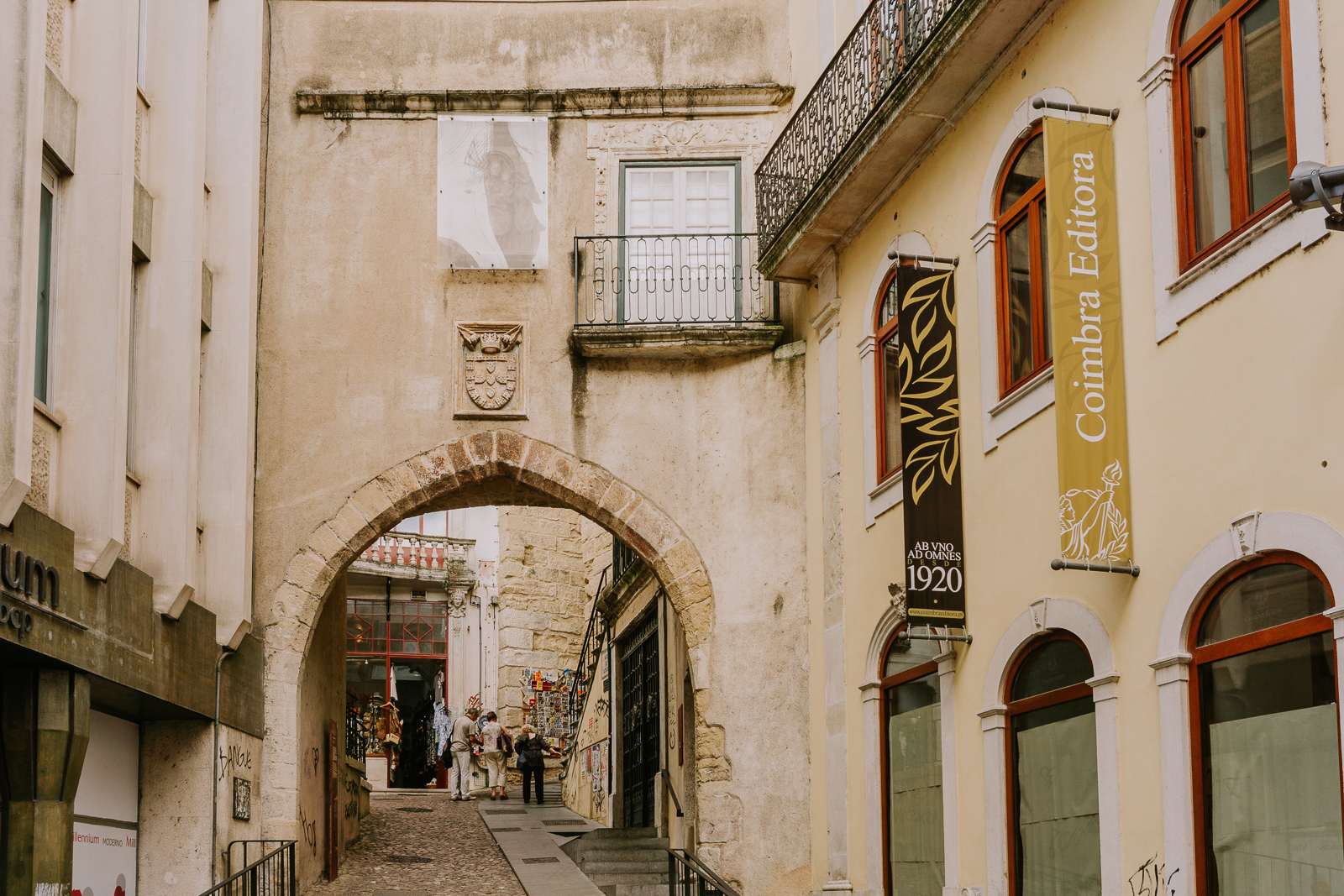 Arco de Almedina Středověká brána Arco de Almedina ve starém městě Coimbra