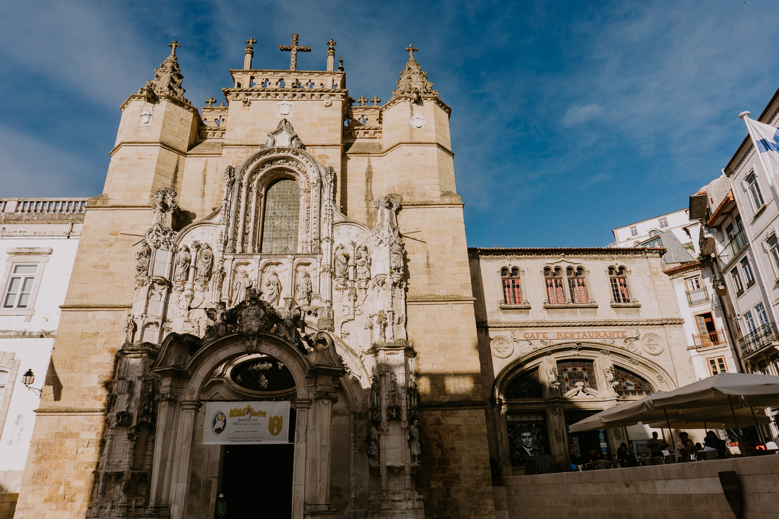 Mosteiro de Santa Cruz Manuelínské průčelí kláštera Mosteiro de Santa Cruz a Café Santa Cruz na náměstí Praça 8 de Maio v Coimbře