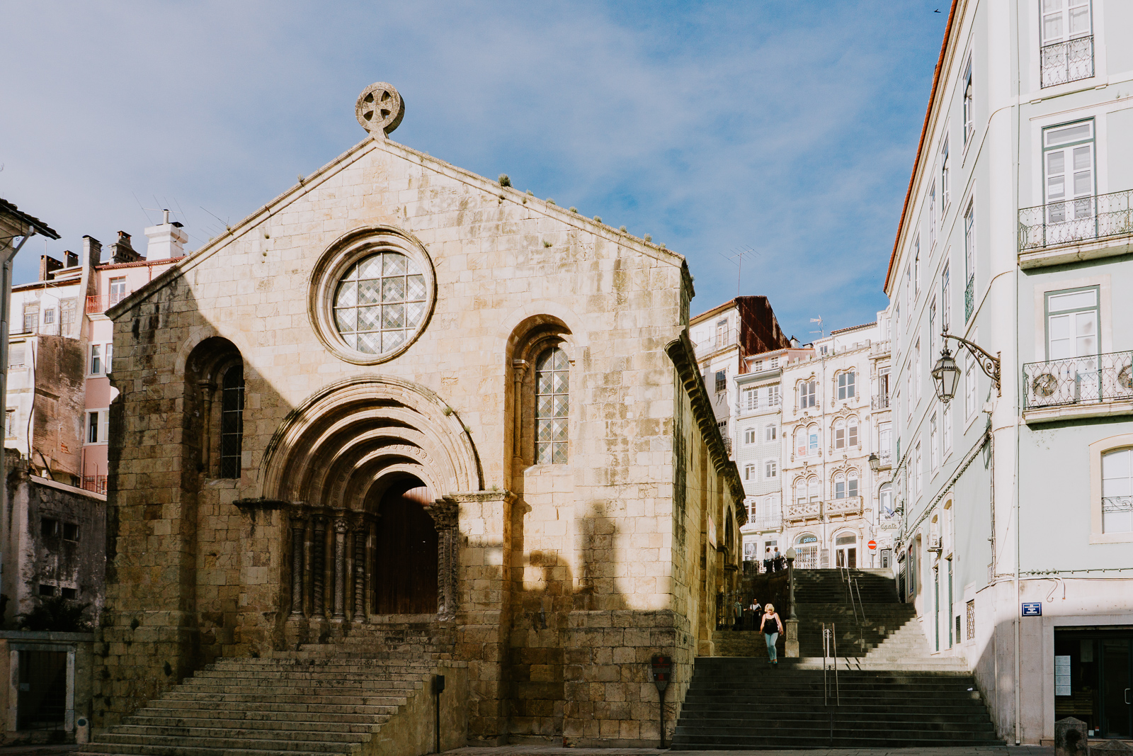 Igreja de São Tiago Románský kostel sv. Jakuba (Igreja de São Tiago) s rozetovým oknem na Praça do Comércio v Coimbře