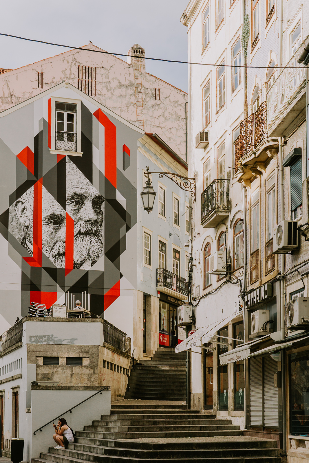 Velký street-artový mural na domě u schodů ve staré Coimbře