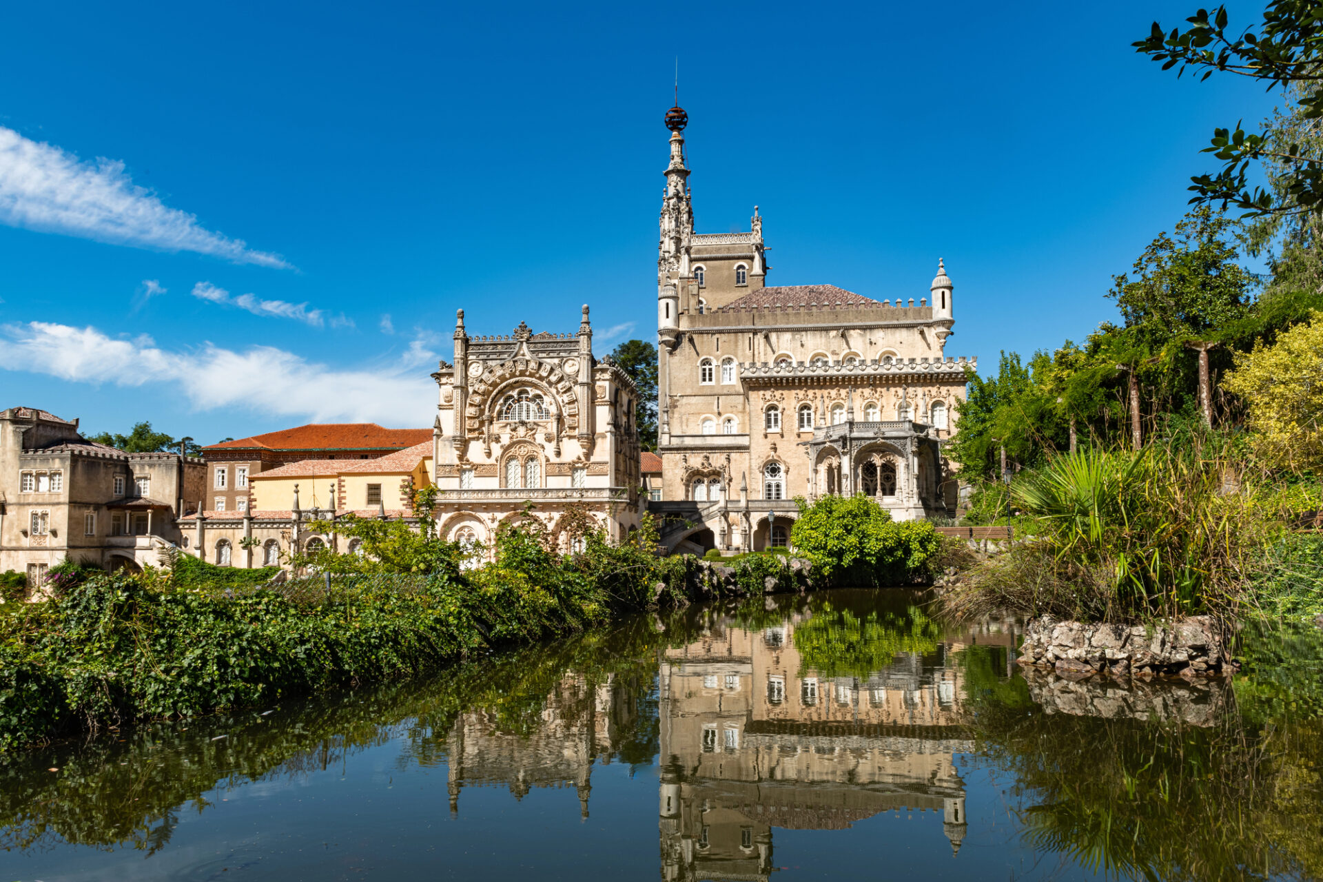 Palácio do Buçaco Neomanuelínský palác Palácio do Buçaco obklopený lesem nedaleko Coimbry