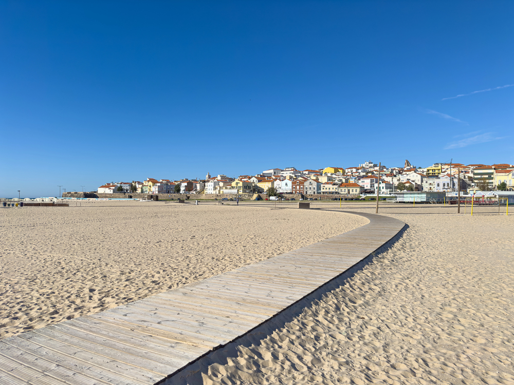 Buarcos Dřevěná promenáda přes pláž v Buarcos u Figueira da Foz