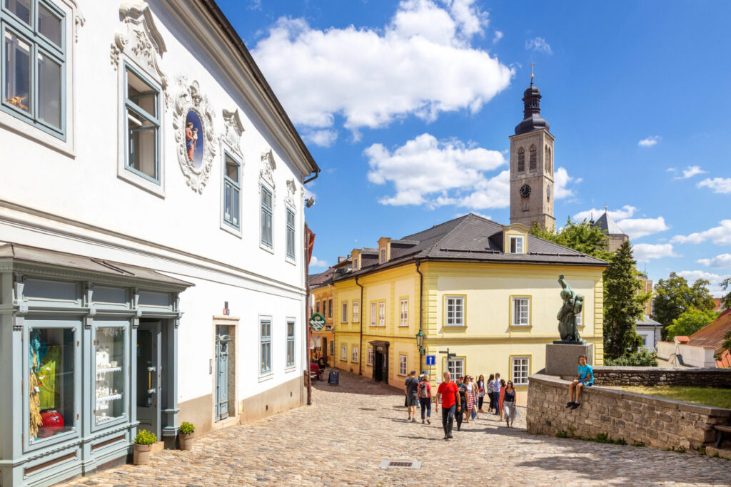 Uličky historického centra Kutné Hory s věží kostela sv. Jakuba v pozadí