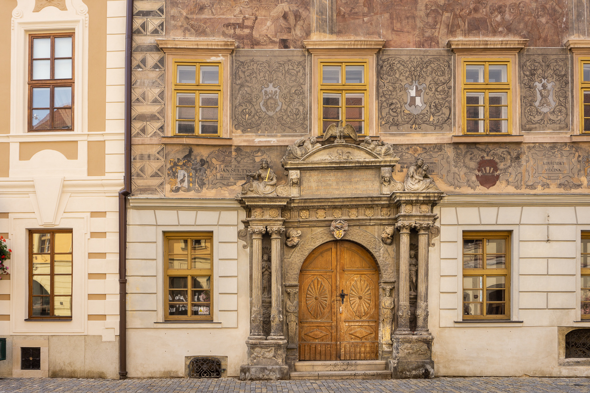 Sgrafitová fasáda Sankturinovského domu na Palackého náměstí