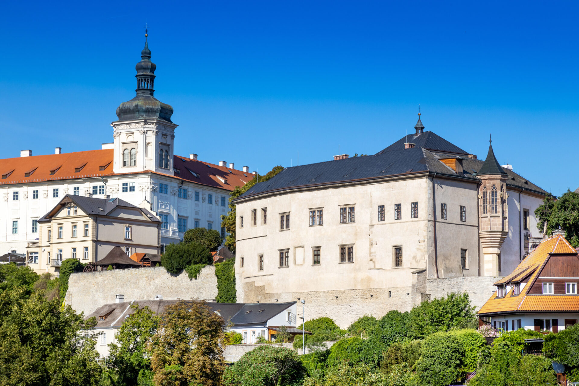 Hrádek a Jezuitská kolej v panoramatu Kutné Hory, Česko UNESCO