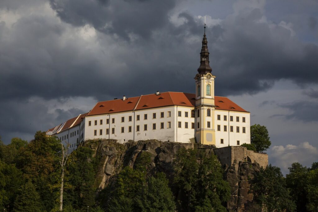Děčínský zámek na pískovcové skále nad Labem