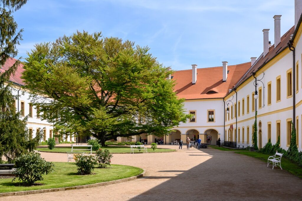 Nádvoří zámku Děčín – arkády