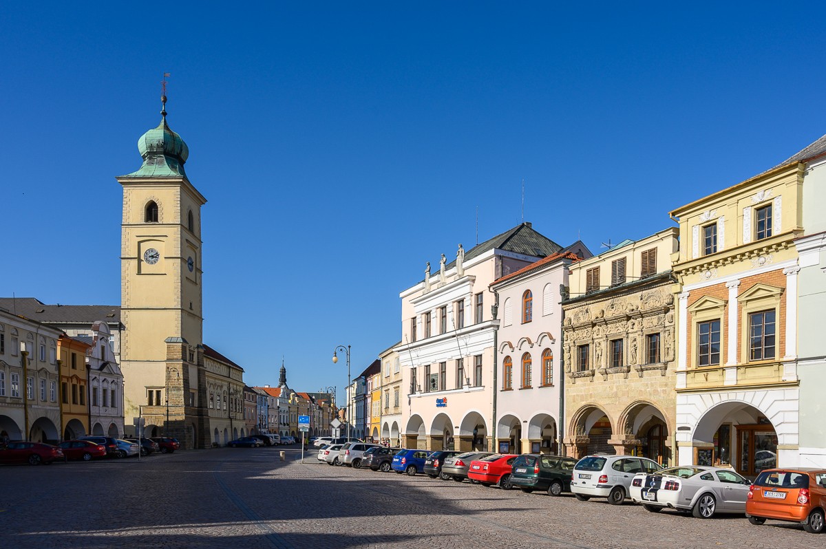 Smetanovo náměstí v Litomyšli s věží staré radnice a Mariánským sloupem