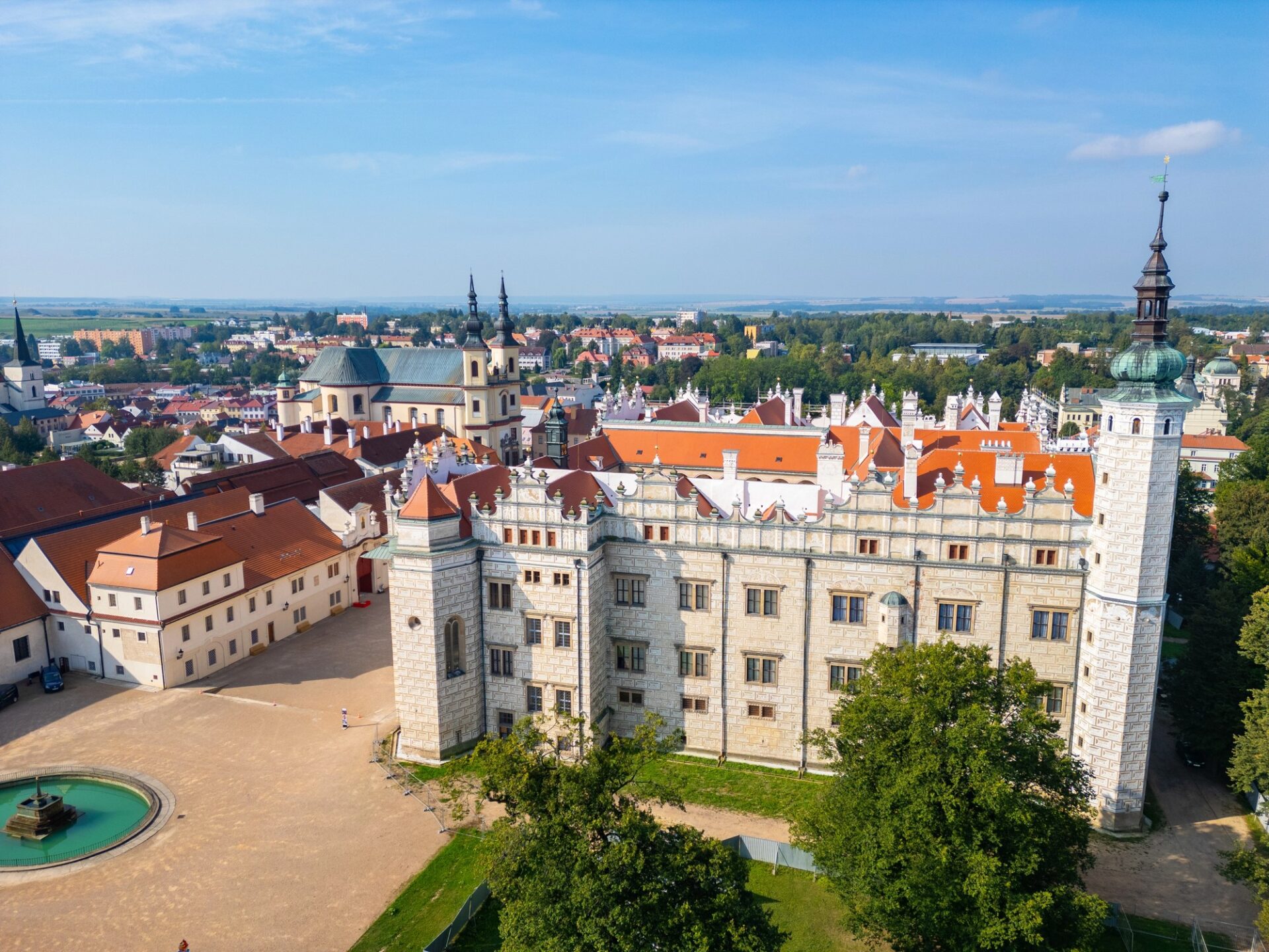 Zámek Litomyšl s charakteristickou sgrafitovou fasádou z výšky