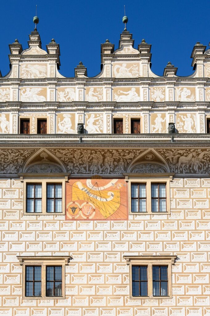 Detail sgrafitové výzdoby na fasádě zámku Litomyšl s figurálními výjevy