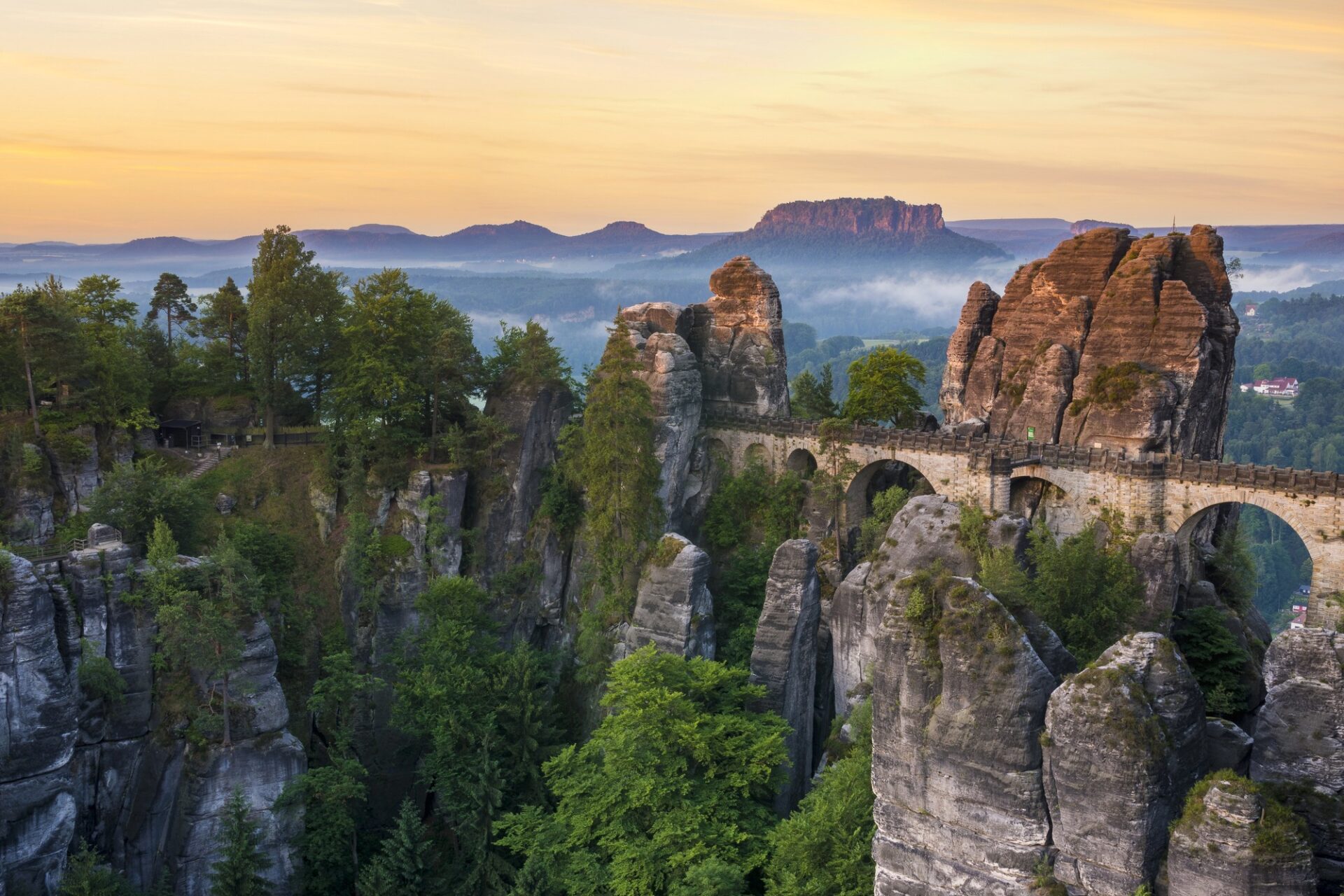Bastei – skalní most v národním parku Saské Švýcarsko, kousek od Pirny