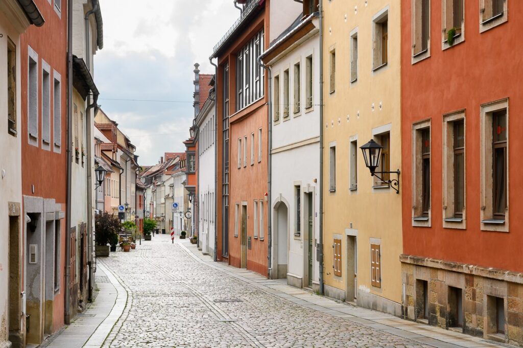 Renesanční pestrobarevné domy v uličce historického centra Pirny