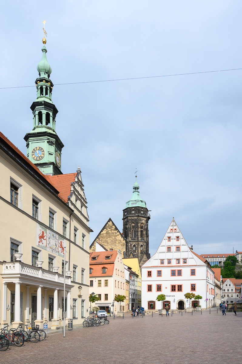 Radnice na Marktplatzu v Pirně s věží Stadtkirche v pozadí