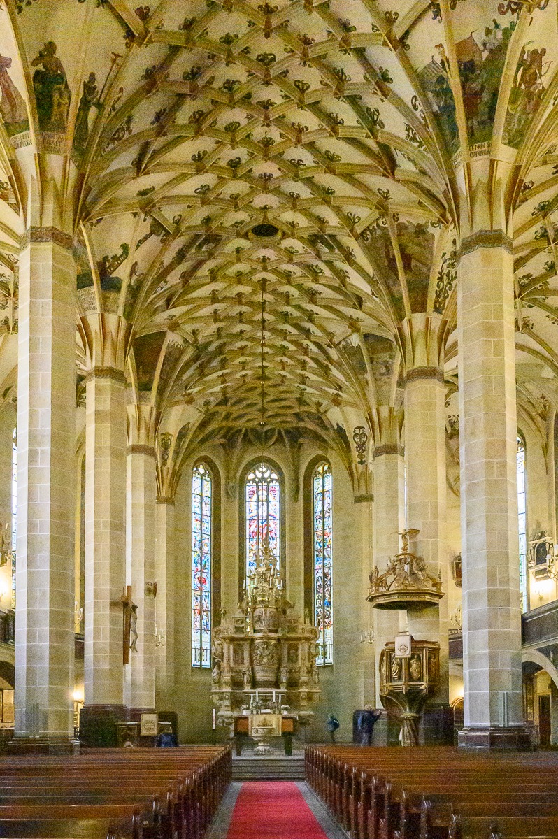 Pozdně gotická klenba a hlavní oltář Stadtkirche St. Marien v Pirně