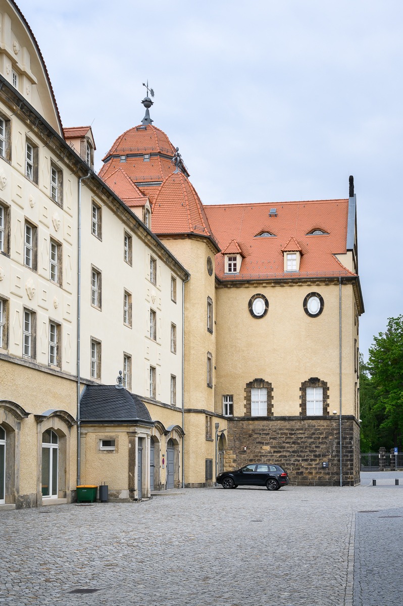 Pohled ulicí na zámek Sonnenstein nad historickým centrem Pirny