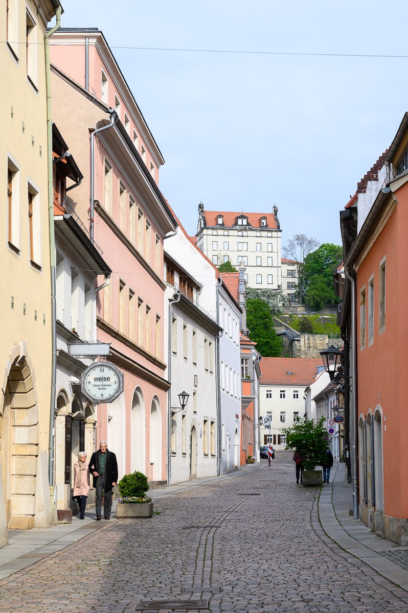 Ulice Schmiedestraße v Pirně s pohledem na zámek Sonnenstein