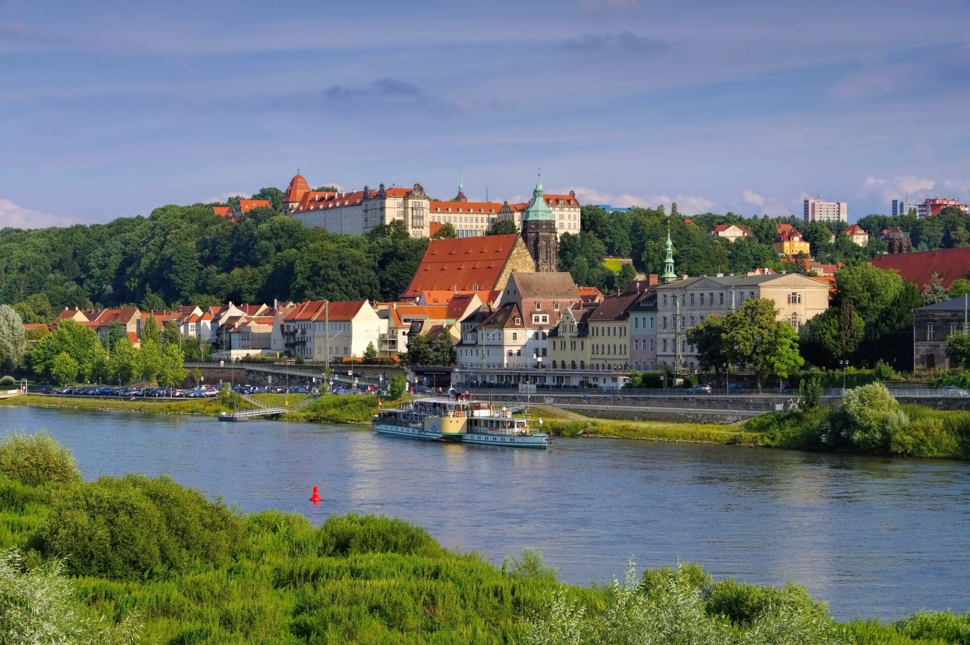 Pohled na Pirnu přes Labe s historickou lodí Sächsische Dampfschiffahrt