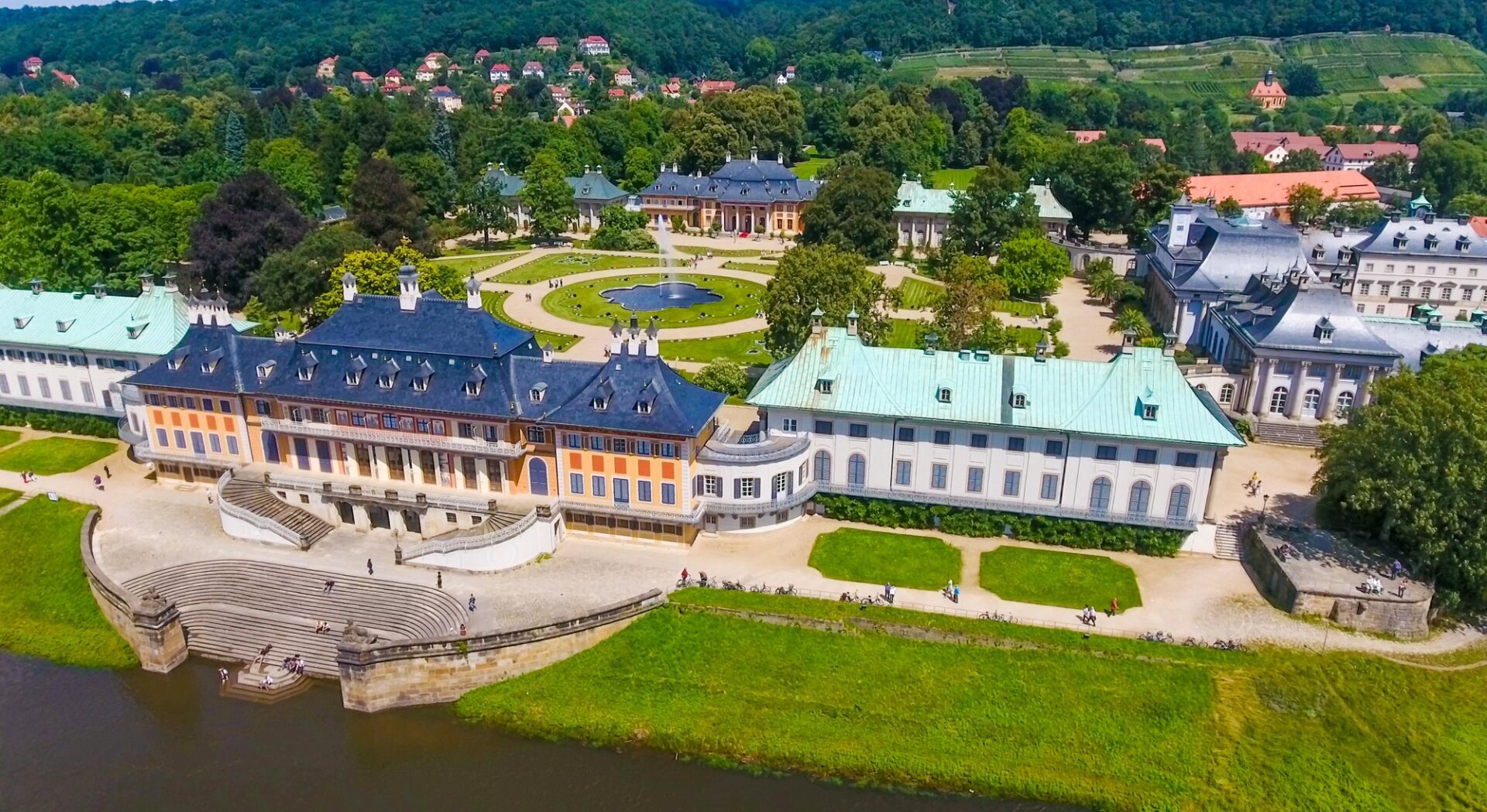 Zámek a park Pillnitz nad Labem mezi Pirnou a Drážďany
