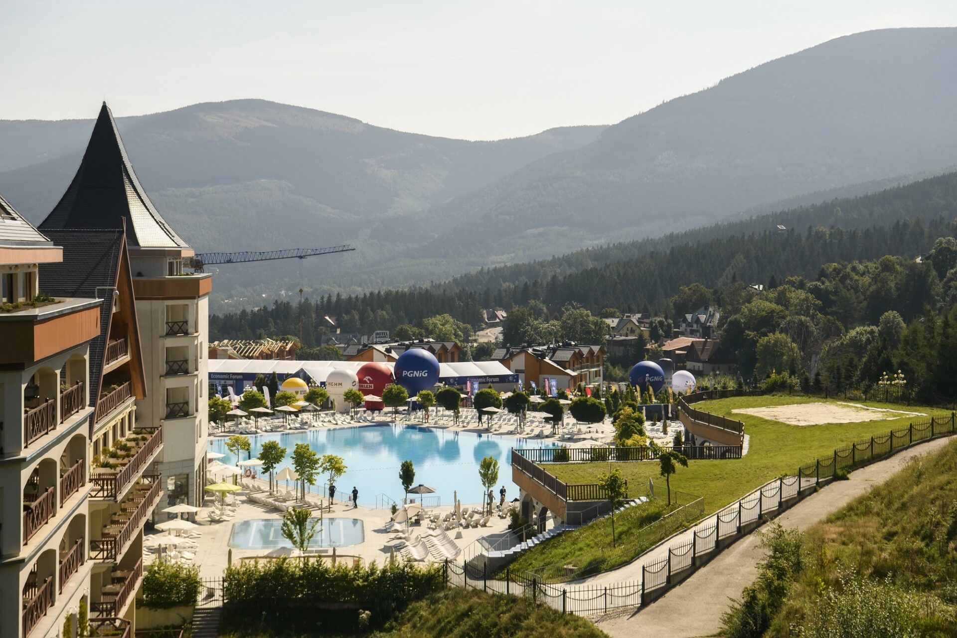 Wellness hotel v Karpaczi s venkovnim bazenem a vyhledem na Krkonose