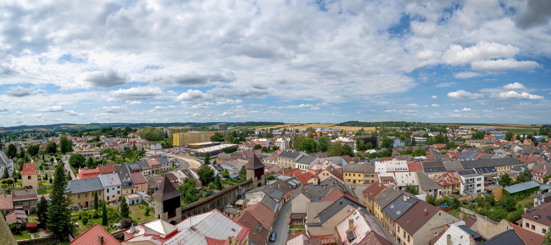 Panorama Poličky z věže kostela sv. Jakuba s výhledem na historické centrum a krajinu