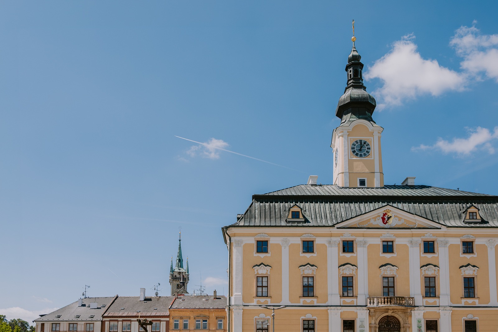 Radnice na náměstí Bohuslava Martinů v Poličce s věžičkou a hodinami