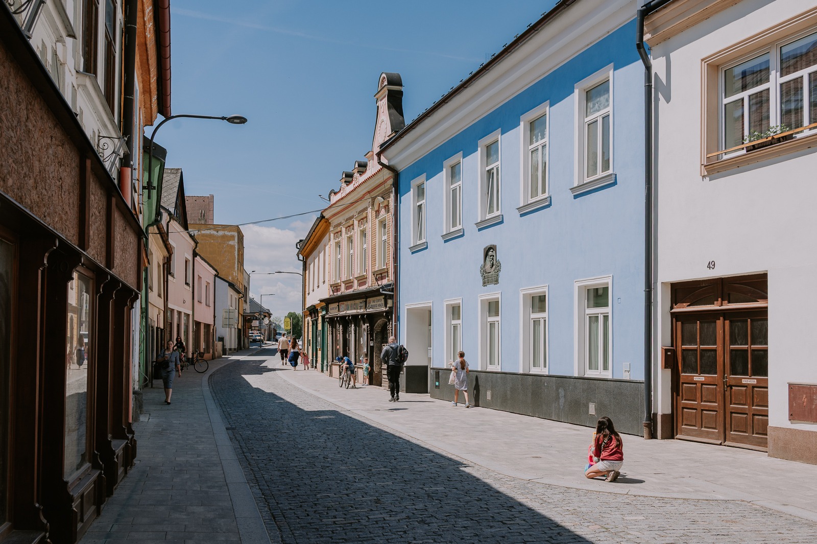 Ulice historického centra Poličky s barevnými fasádami domů