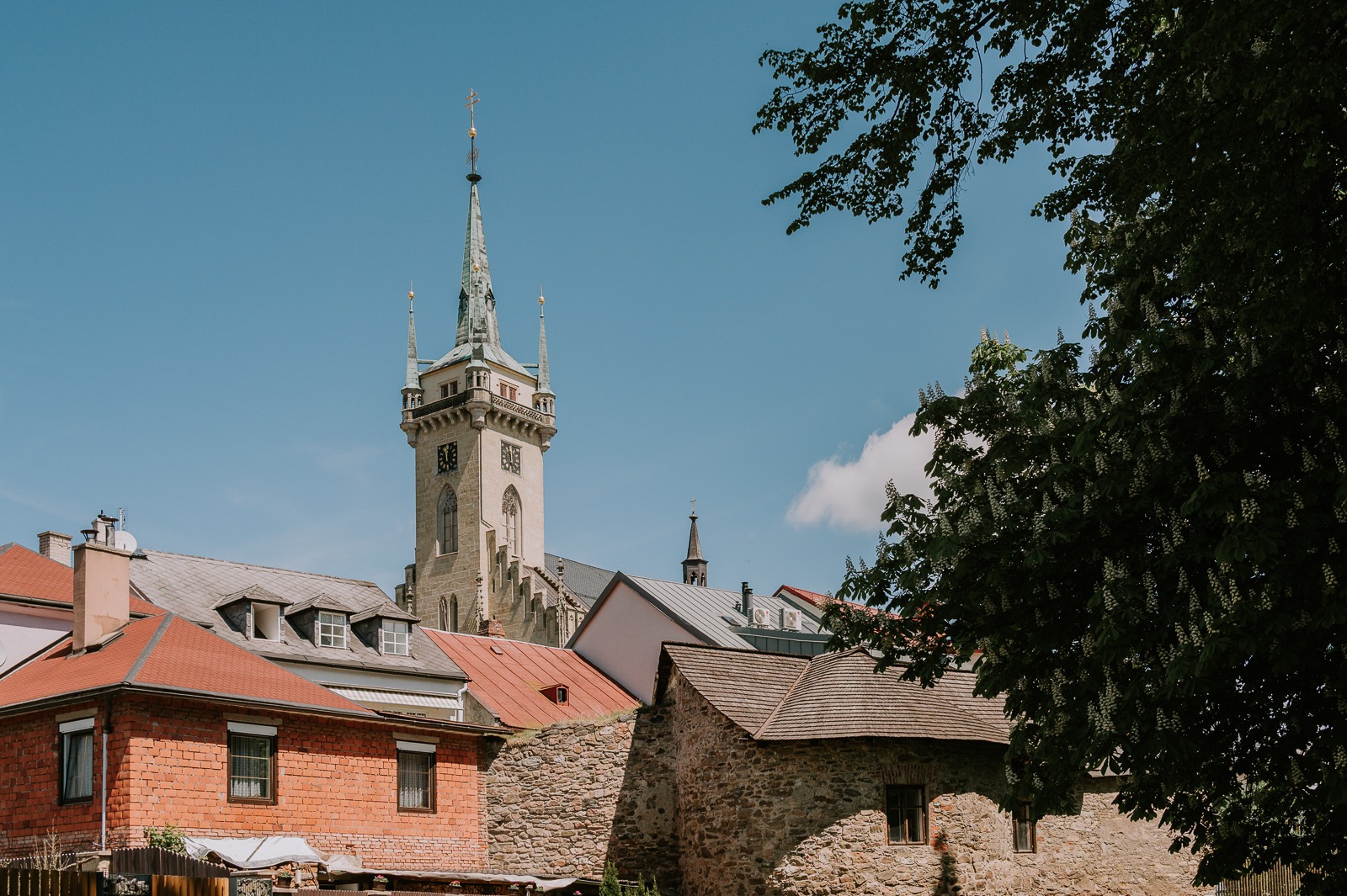 Věž kostela sv. Jakuba v Poličce pohled od hradeb