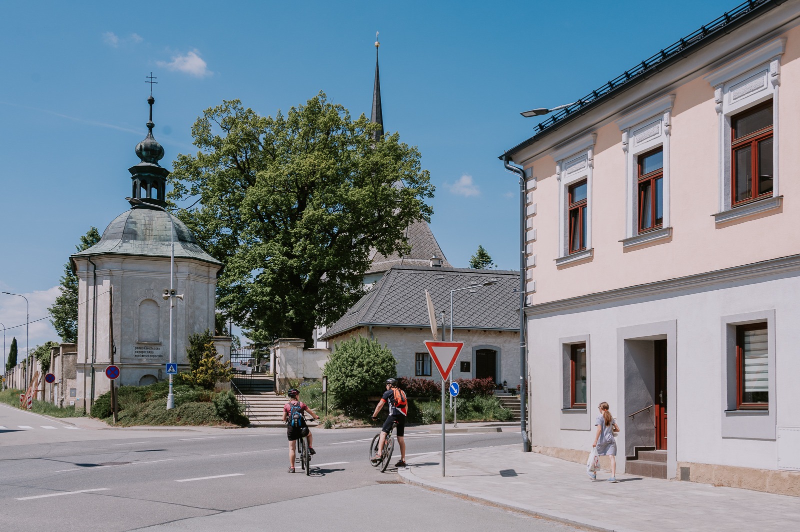 Cyklisté na výletě u historické kaple v Poličce