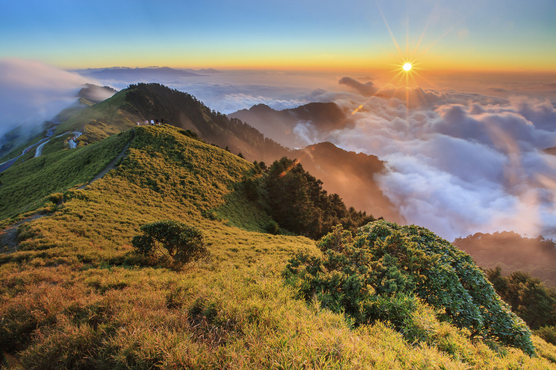 Východ slunce v horách Hehuanshan na Taiwanu