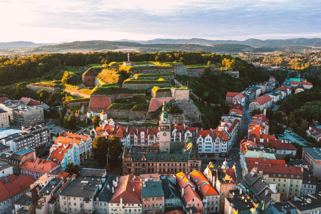 Kladsko (Kłodzko) za soumraku – staré město a pevnost na kopci nad Kladskou kotlinou