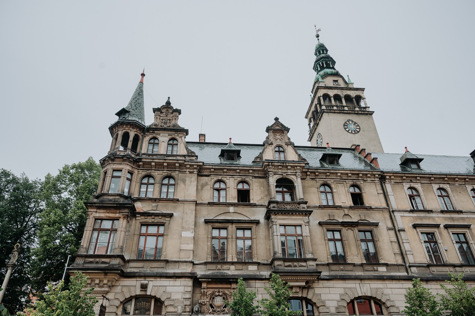 Novorenesanční radnice v Kladsku s hodinovou věží