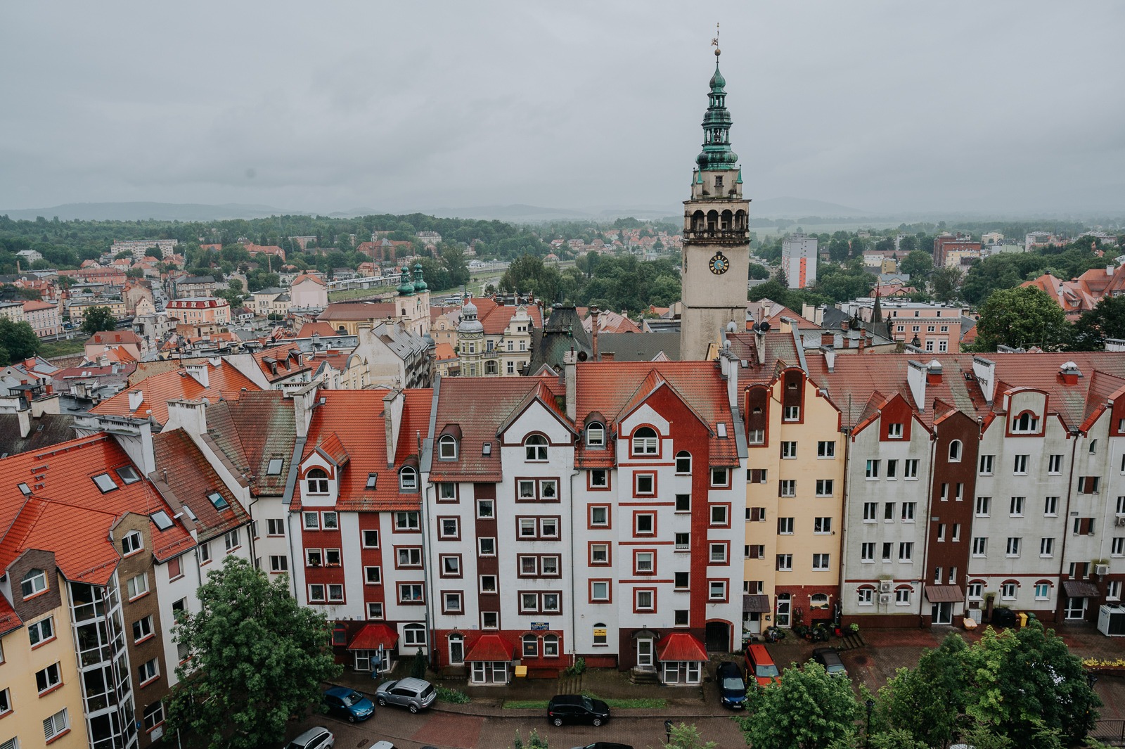 Pohled na střechy starého města Kladska s věží radnice