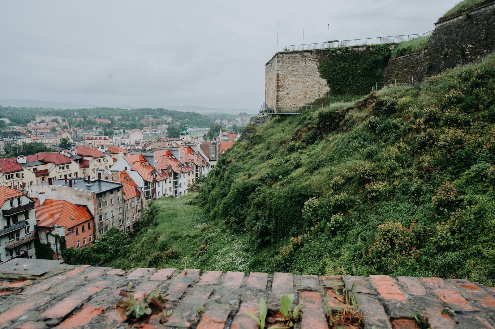 Výhled z bastionu pevnosti Kladsko na staré město a okolní krajinu