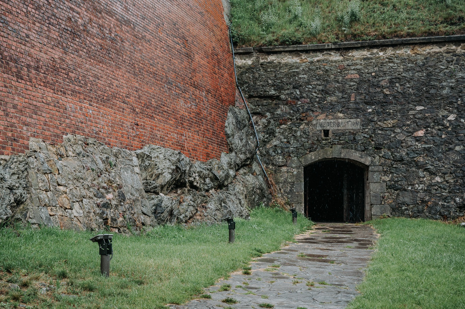 Kamenná brána bastionu Niederbastion v podzemí pevnosti Kladsko