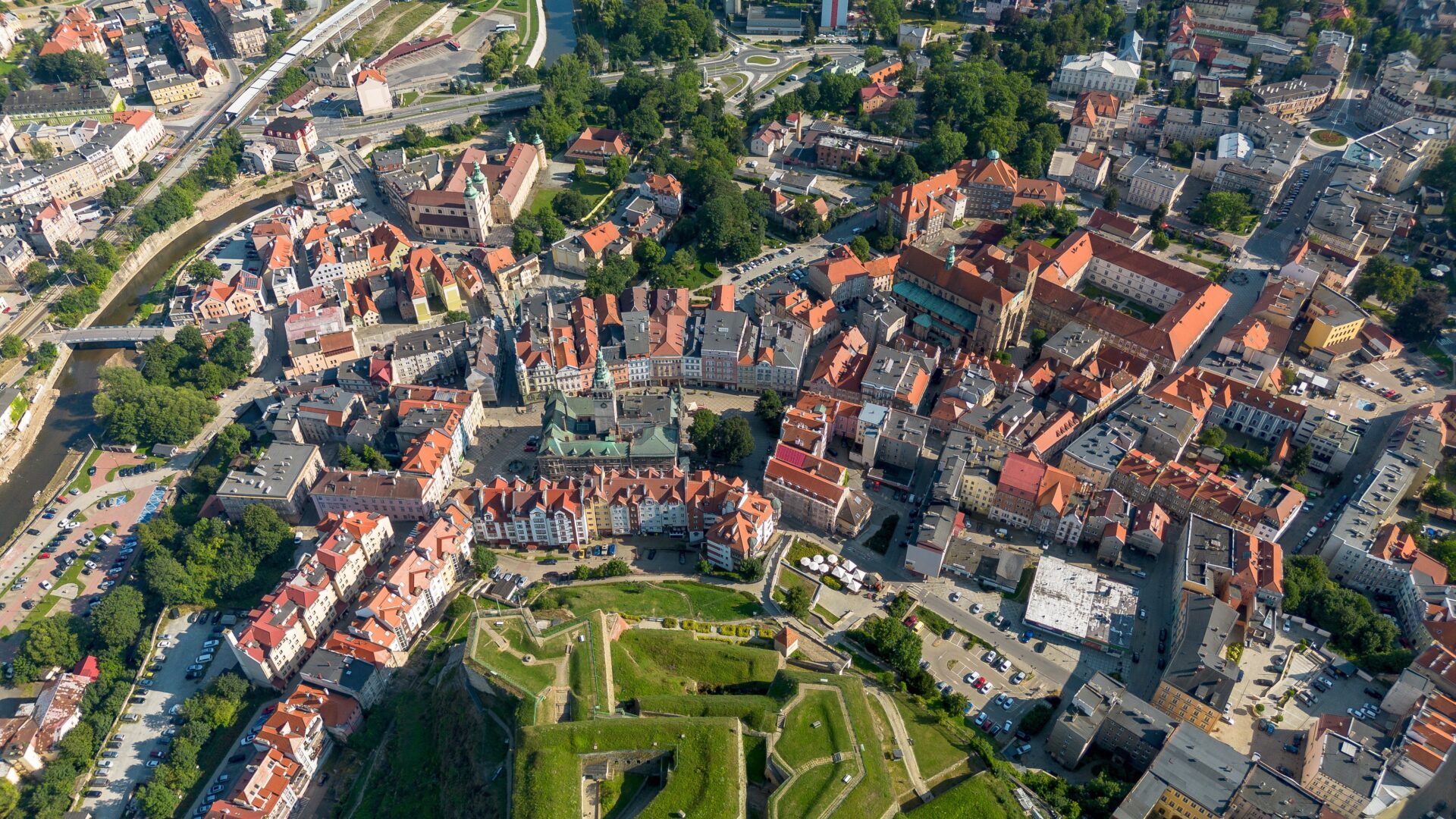 Letecký pohled na historické centrum Kladska (Kłodzko) s pevností