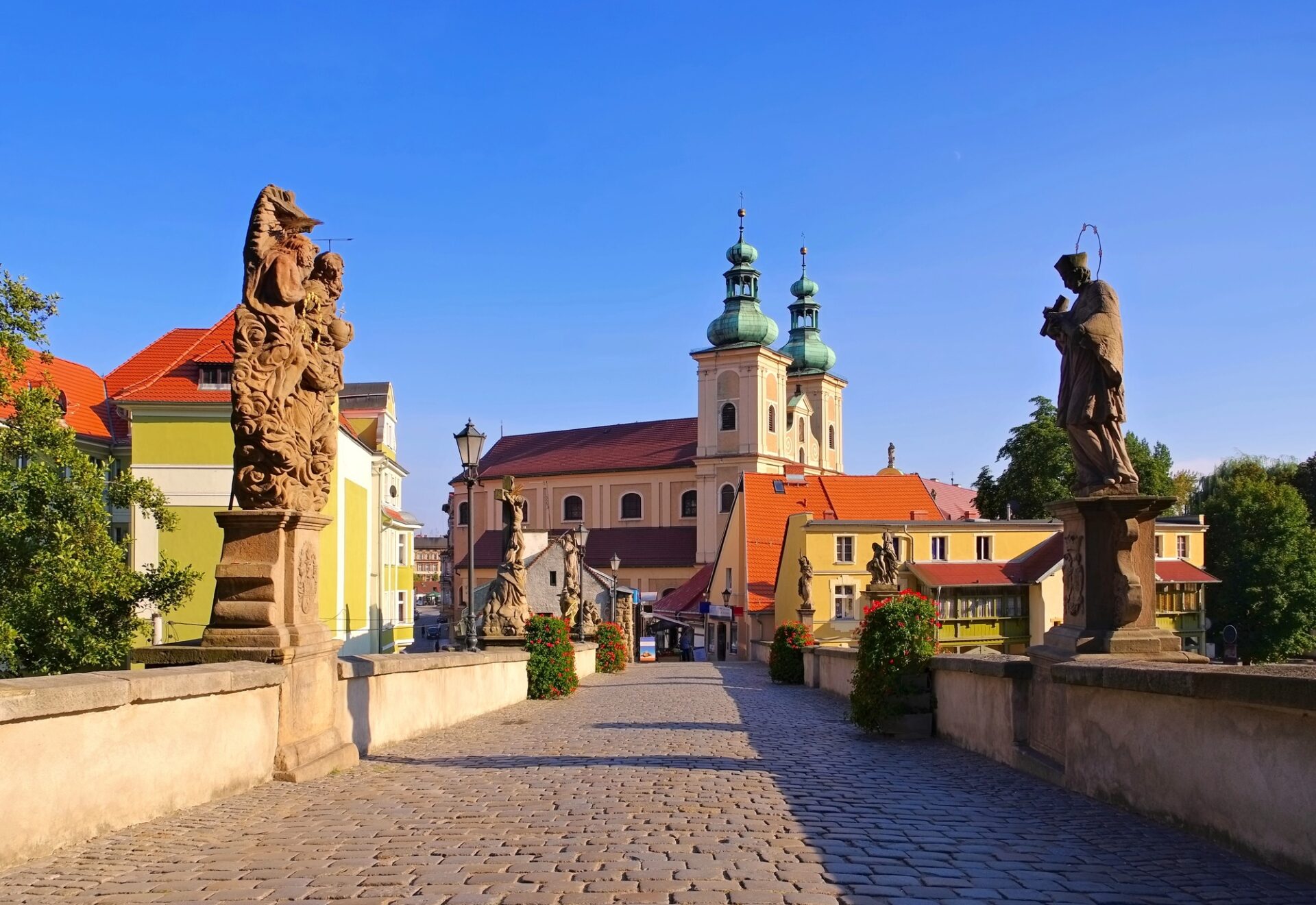 Nejstarší gotický most v Polsku s barokními sochami v Kladsku, zvaný Malá Praha