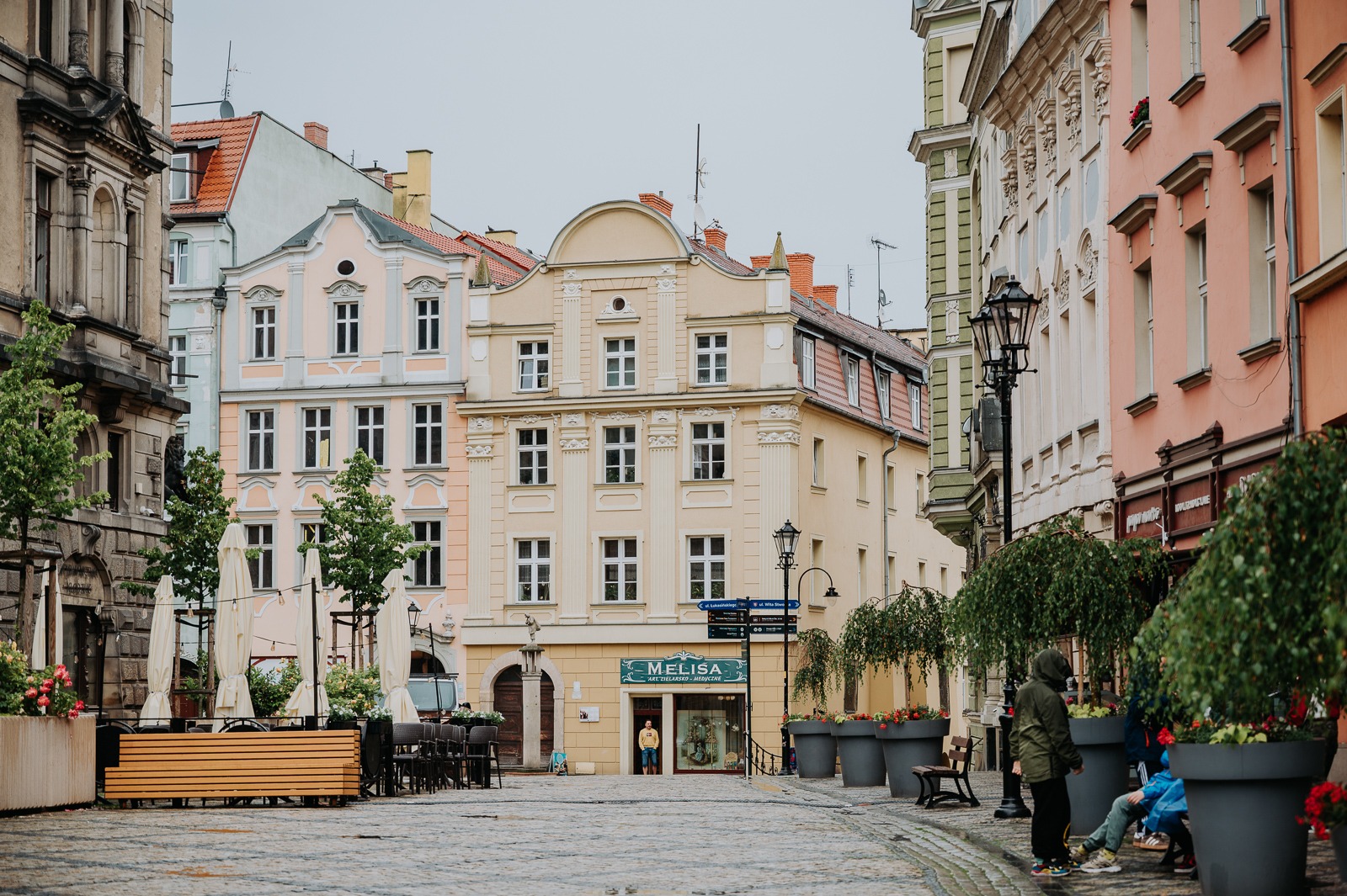Rynek v Kladsku s barevnými měšťanskými domy a předzahrádkami kaváren