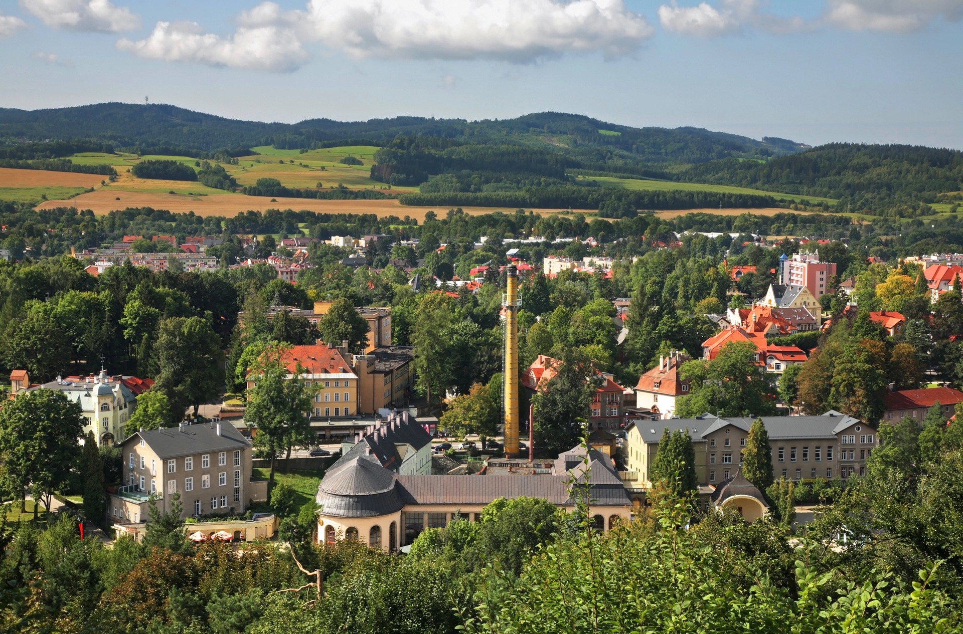 Panoramatický pohled na lázeňské město Kudowa-Zdrój obklopené kopci