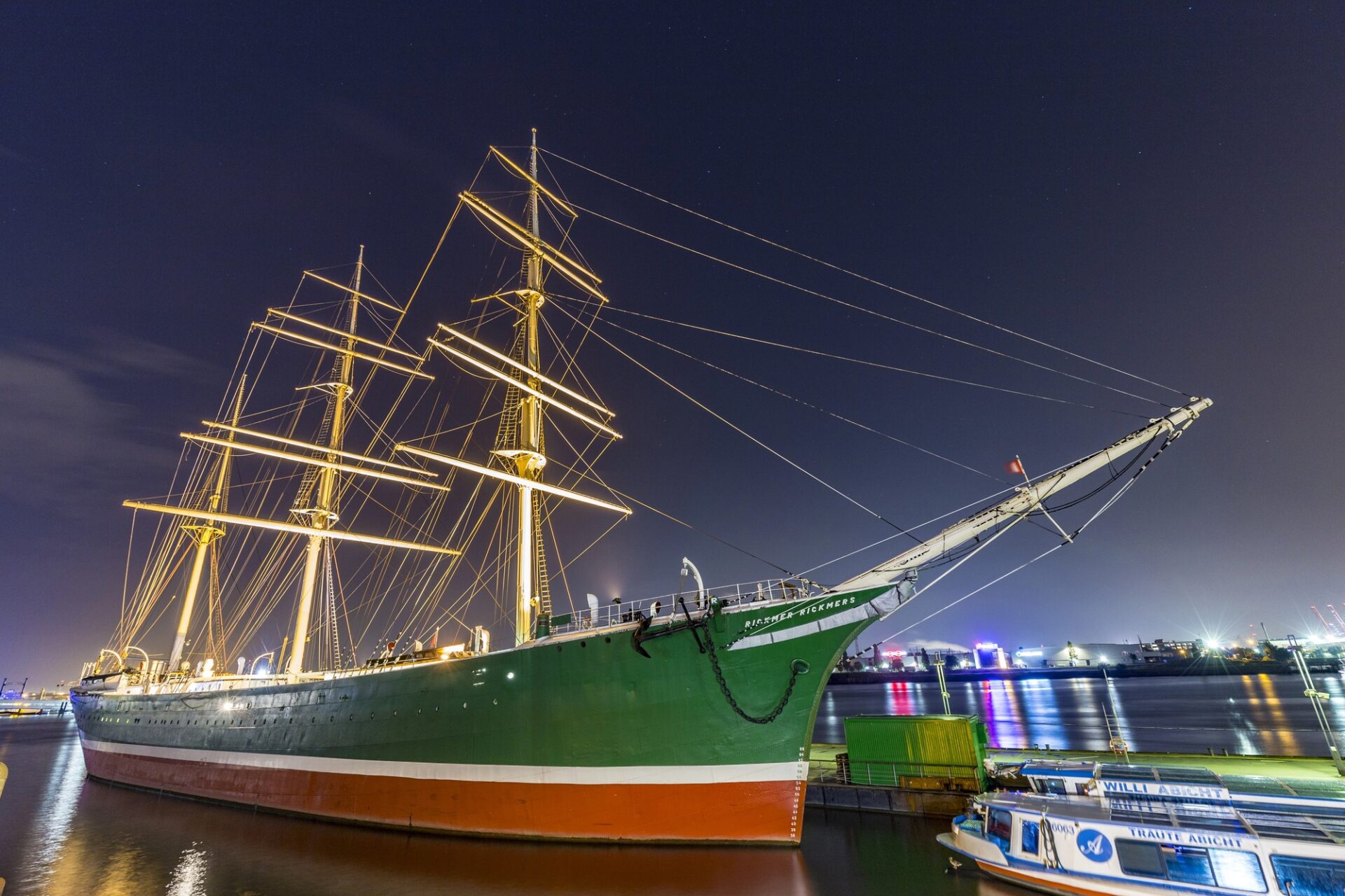 Muzejní plachetnice Rickmer Rickmers v hamburském přístavu v noci