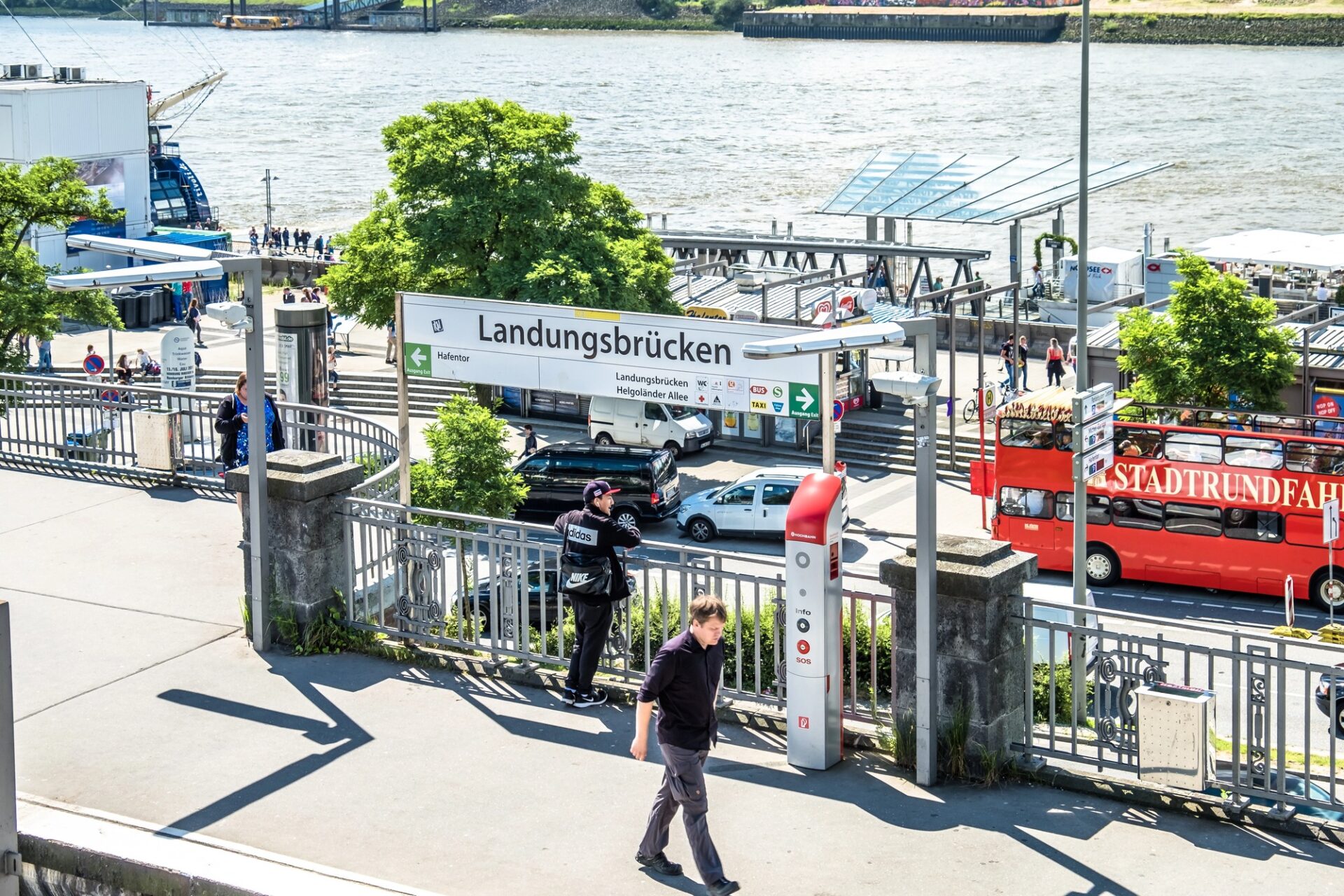 Vstup do stanice a mola Landungsbrücken u Labe
