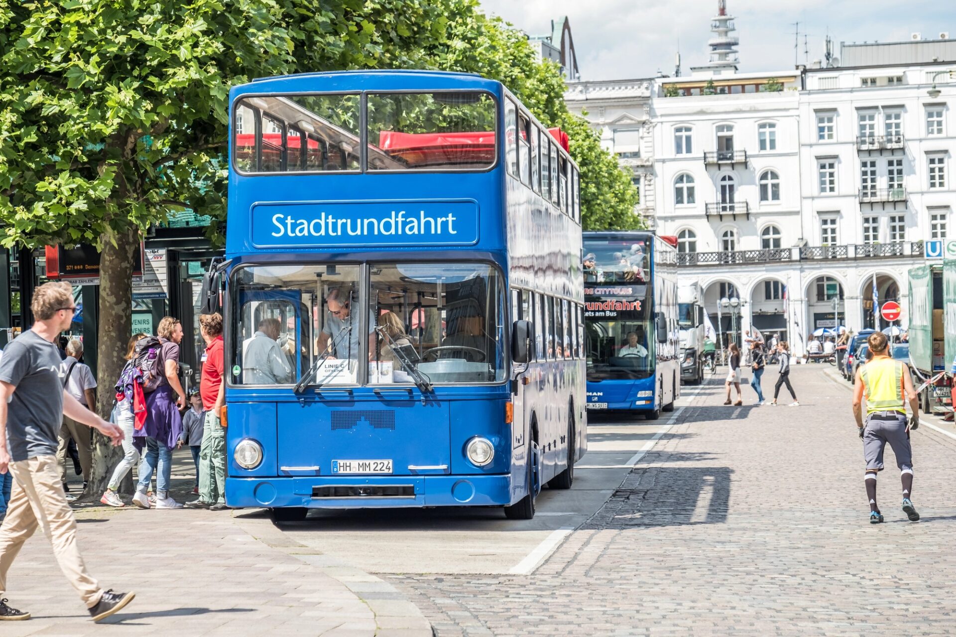 Turistický autobus v centru Hamburku jako jedna z možností dopravy