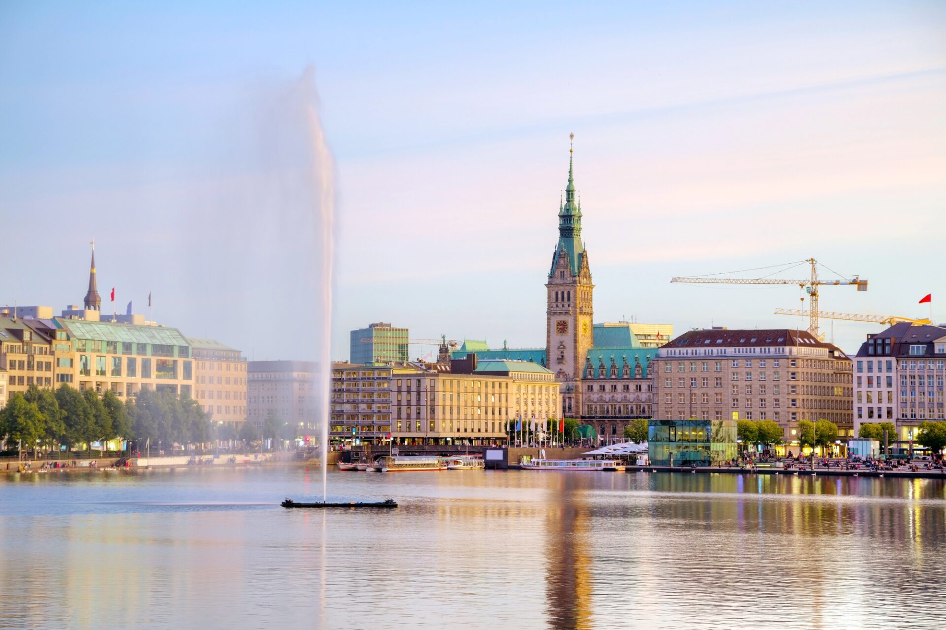 Hamburské centrum s jezerní fontánou na Binnenalster