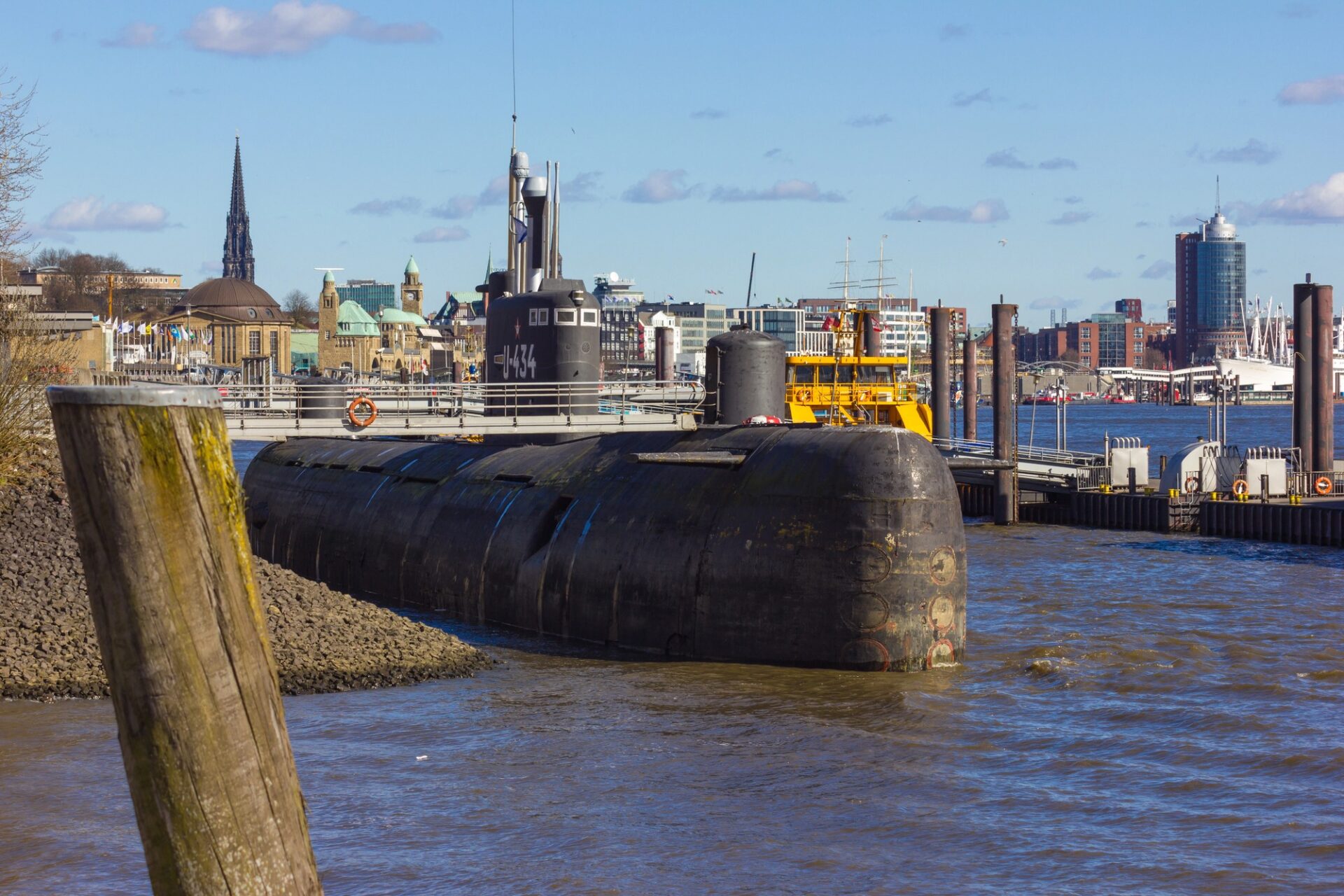 Přístavní panorama Hamburku s loděmi a řekou Labe