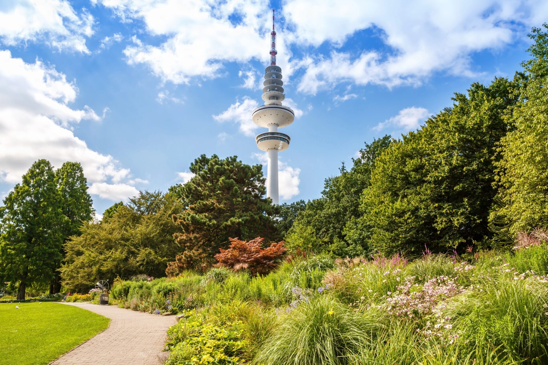 Zeleň a televizní věž v parku Planten un Blomen v Hamburku
