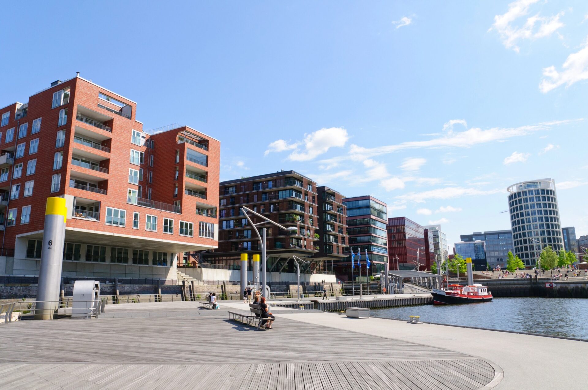 Moderní promenáda a nová zástavba v hamburské HafenCity