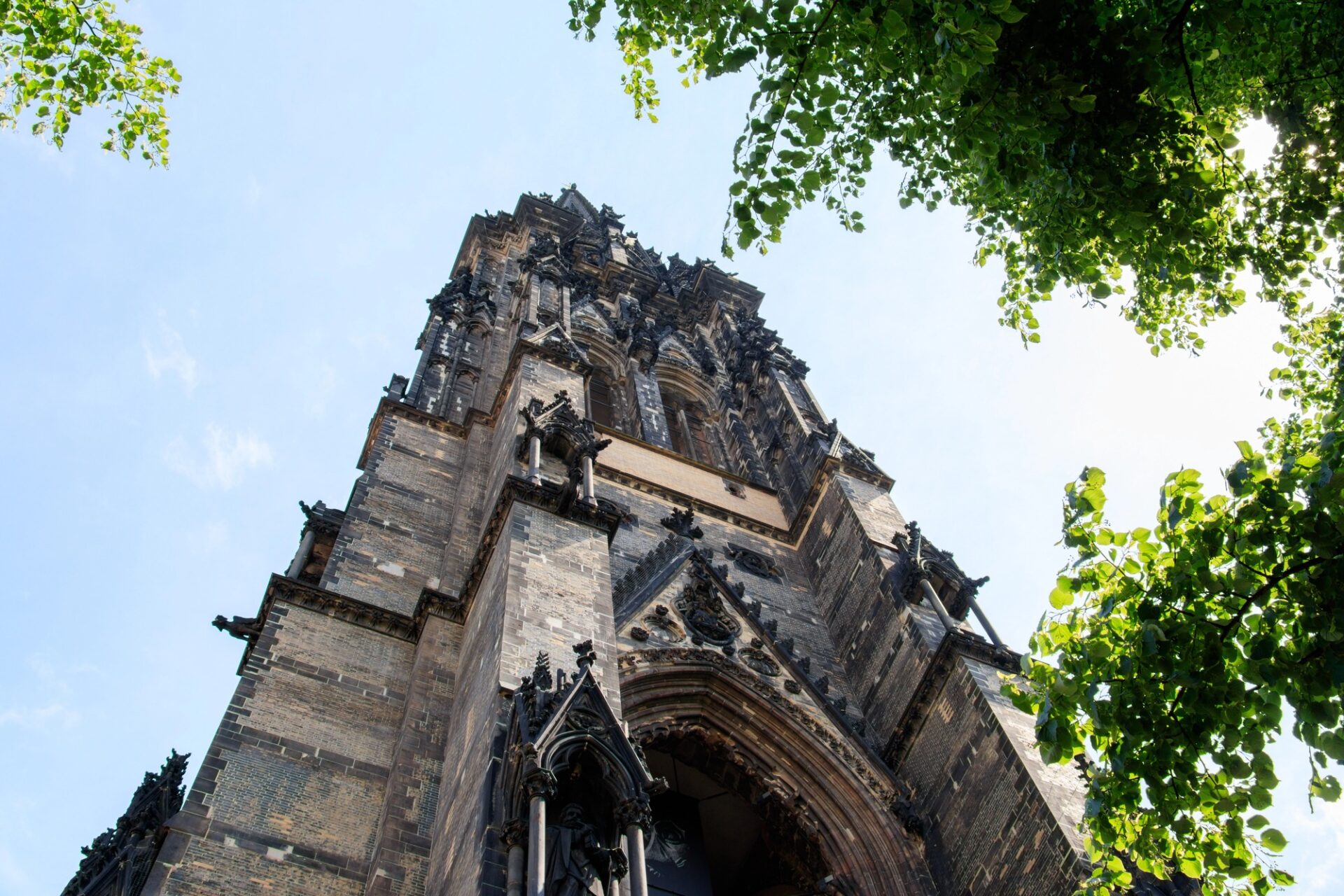 Věž a ruiny památníku St. Nikolai Memorial v Hamburku
