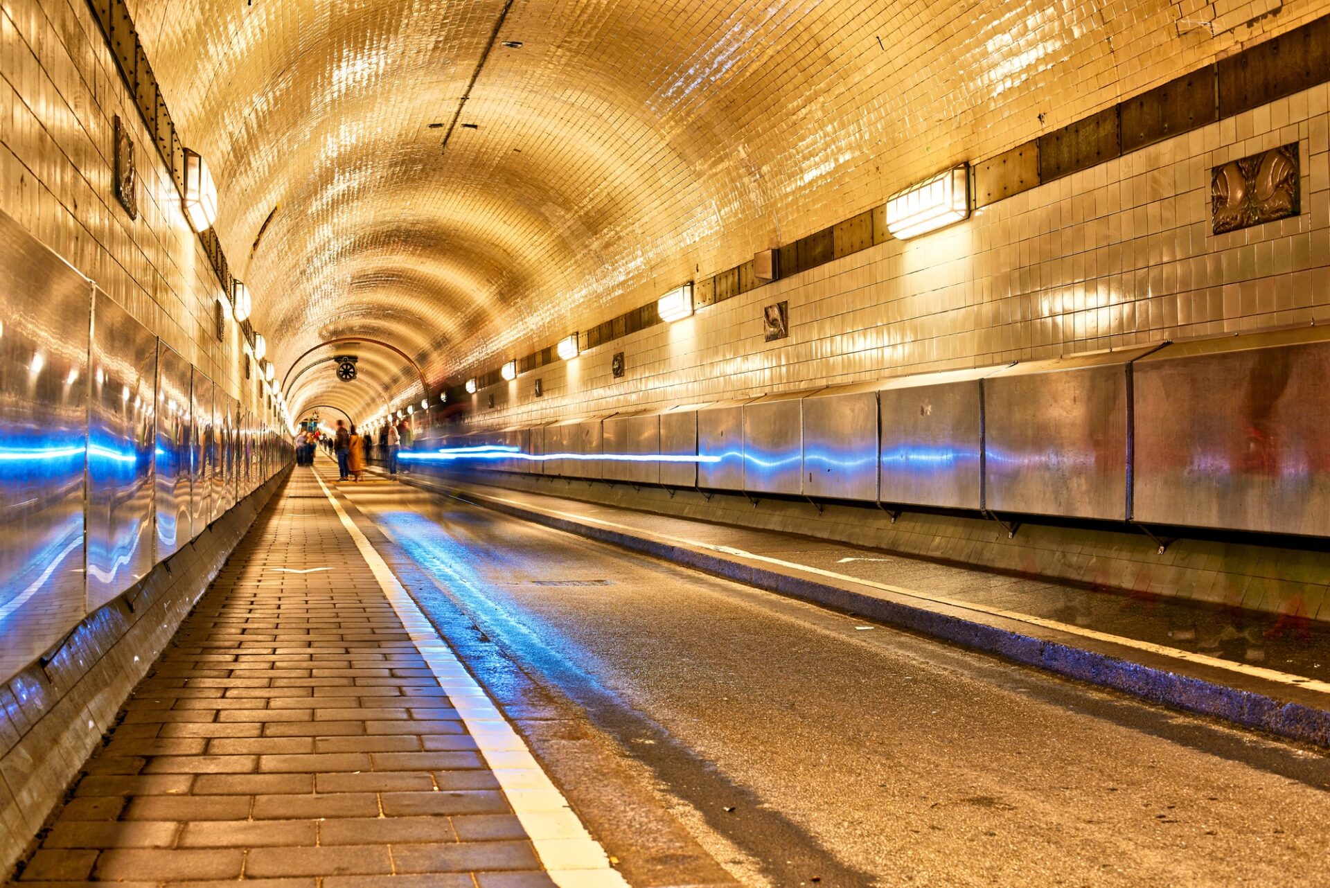 Osvětlený interiér tunelu Alter Elbtunnel v Hamburku
