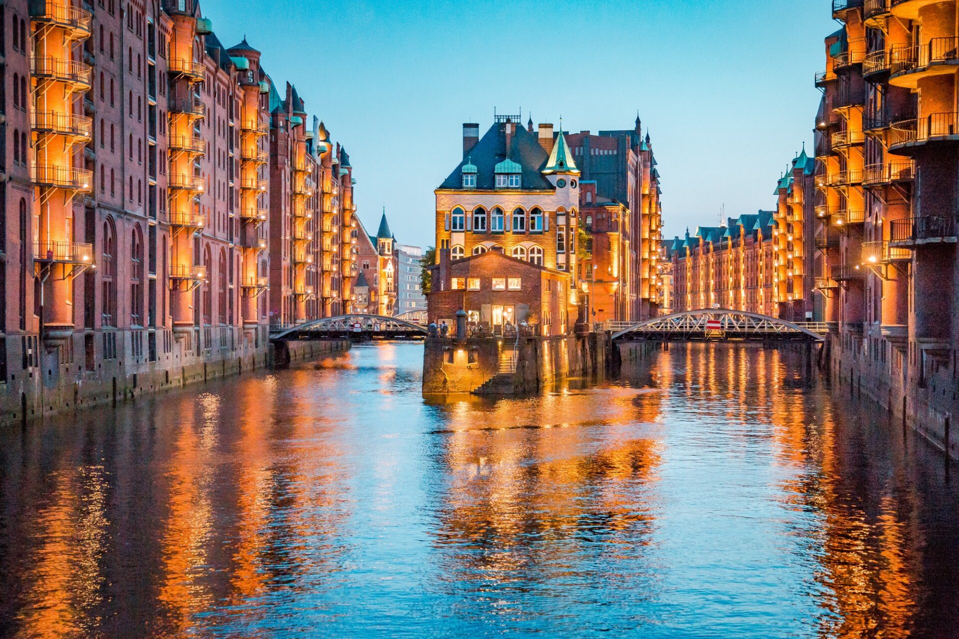 Večerní kanál ve čtvrti Speicherstadt v Hamburku