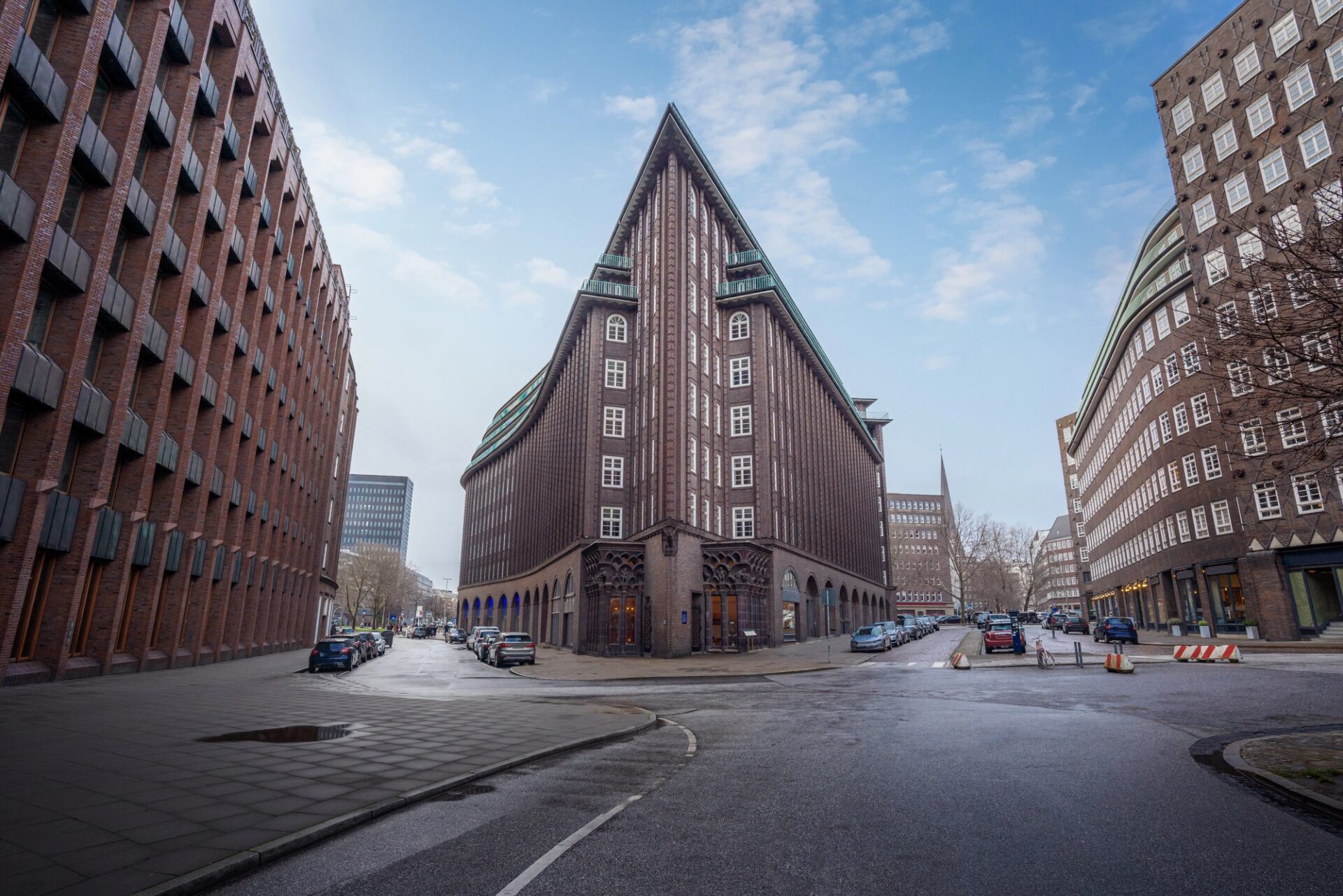 Cihlová architektura Chilehausu v Kontorhausviertel v Hamburku